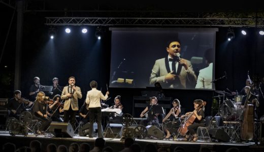 il crooner matteo brancaleoni canta con la dean martin orchestra